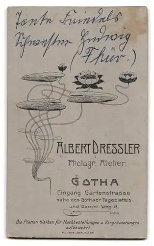 Fotografie A. Dressler, Gotha, Gartenstrasse, Hübsche Dame in Denkerpose