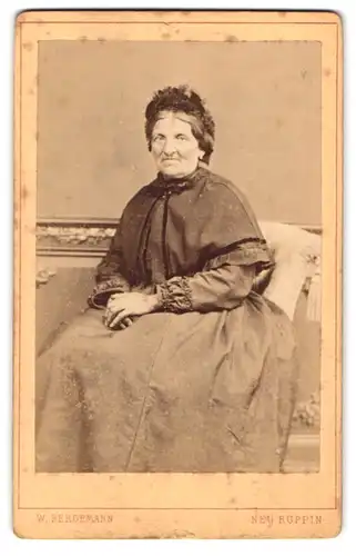 Fotografie W. Bergemann, Neuruppin, Betagte Dame im ausladendem Kleid