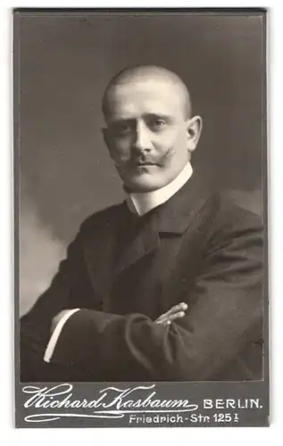 Fotografie Richard Kasbaum, Berlin, Friedrich-Strasse 125, Kahlköpfiger Mann mit weissem Kragen