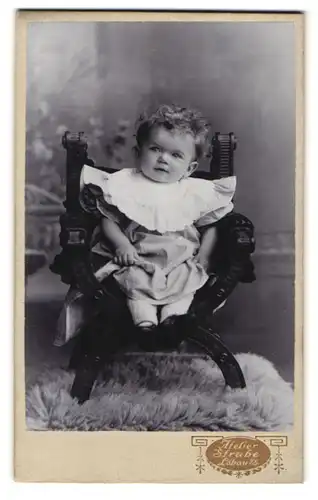 Fotografie Strube, Löbau, Zuckersüsses Kleinkind auf Stuhl