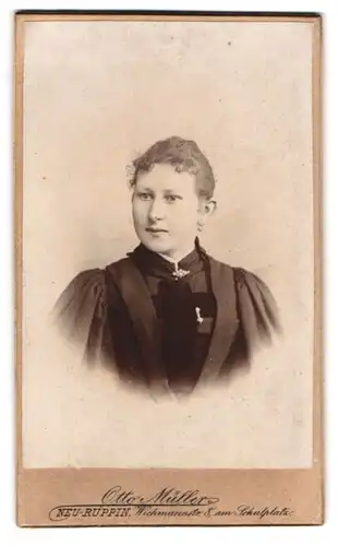 Fotografie Otto Müller, Neu-Ruppin, Wichmannstrasse 8, Dame mit lockigem Haar