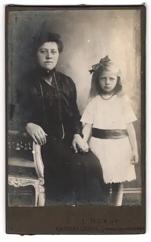 Fotografie J. Menge, Aschersleben, Johannispromenade, Mutter mit schöner Tochter