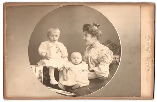 Fotografie Martin Fröhlich, Flensburg, Norderhofenden 9. Junge Frau mit ihren zwei Spösslingen, Mutterglück