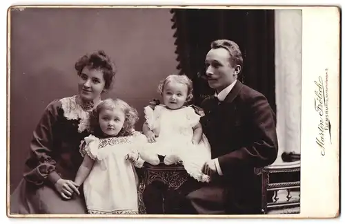 Fotografie Martin Fröhlich, Flensburg, Norderhofenden 9, Bürgerliches Paar mit ihren zwei Kindern, Mutterglück