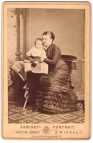 Fotografie Gustav Jobst, Zwickau, äussere Schneebergstrasse 20, Antoine im taillierten Kleid mit ihrem Kinde, Mutterglück