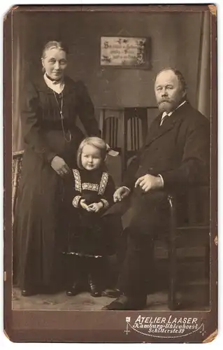 Fotografie Atelier Laaser, Hamburg-Uhlenhorst, Schillerstrasse 39, Gestandenes Paar mit ihrem Enkelkind, Mutterglück