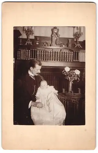 Fotografie unbekannter Fotograf und Ort, Vater mit seinem Kind im Taufkleid, Mutterglück