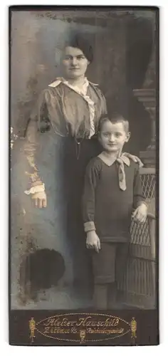 Fotografie Atelier Hauschild, Zittau i. S., Reichenbergerstrasse 28, Junge Frau mit ihrem Sohne im Portrait, Mutterglück