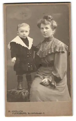 Fotografie M. Fröhlich, Flensburg, Norderhofenden 9, Frau mit Dutt und ihrem Kinde im feinen Zwirn, Mutterglück