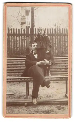 Fotografie unbekannter Fotograf und Ort, Vater mit seiner Tochter auf einer Parkbank, Mutterglück