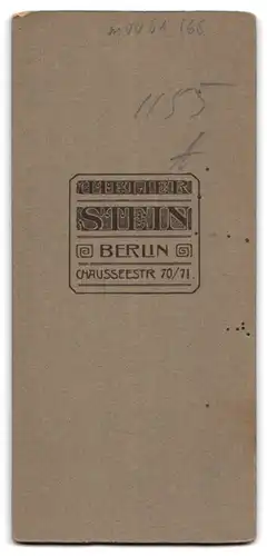 Fotografie Atelier Stein, Berlin, Chausseestrasse 70 /71, Bub in feinen Kleidern mit Schultüte und -ranzen