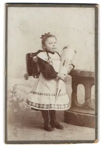 Fotografie unbekannter Fotograf und Ort, Mädchen im Kleidchen mit Schulranzen und Schultüte