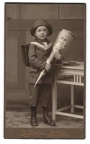 Fotografie Ad. Winkler, Görlitz, Berliner-Strasse 12, Bub in feinen Kleidern mit Schultüte und -ranzen