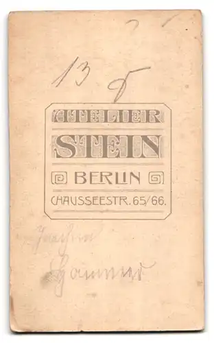Fotografie Wilhelm Stein, Berlin, Chaussee Strasse 65 /66, Bub im Matrosenhemd mit Schulranzen