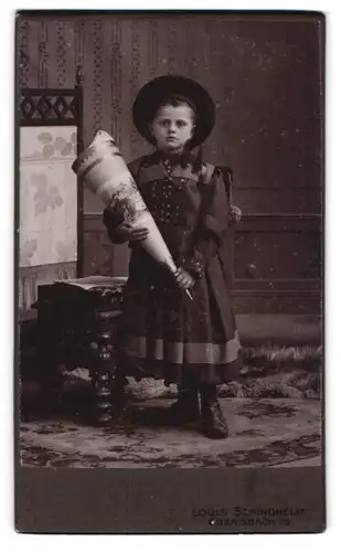 Fotografie Louis Schindhelm, Ebersbach i. S., Mädchen im Kleidchen mit Schultüte und Ranzen