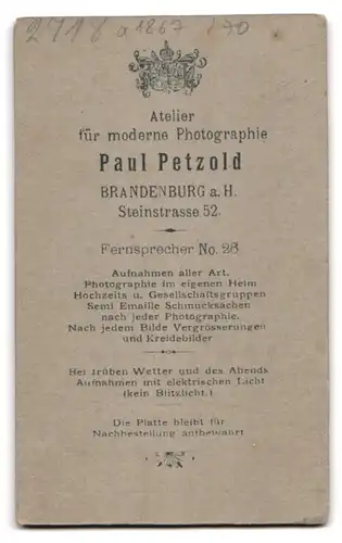 Fotografie Atelier Petzold, Brandenburg a. H., Steinstrasse 52, Bub im Matrosenanzug mit Schultüte und Ranzen