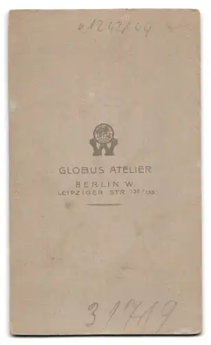 Fotografie Globus Atelier, Berlin, Leipziger Strasse 132 /135, Bub im Pelzmantel mit Schulranzen