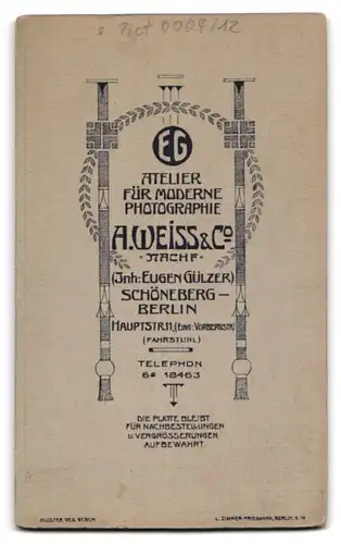 Fotografie Atelier Gülzer, Berlin-Schöneberg, Hauptstrasse 11, Mädchen blättert in Schulbuch mit Schulranzen