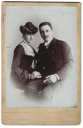 Fotografie A. Carl Schuster, Wien, junges Paar, Mann mit Schnurrbart, Frau mit Hochsteckfrisur