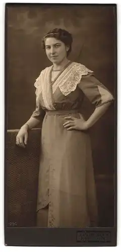 Fotografie J. Mürnseer, Karlsruhe, junge Frau in einfachem Kleid