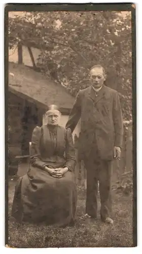 Fotografie Schmoke, Weissenberg, älteres Ehepaar auf eigenem Anwesen