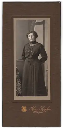 Fotografie Höpfner, Göttingen, Dame in schwarzem Kleid und Halskette