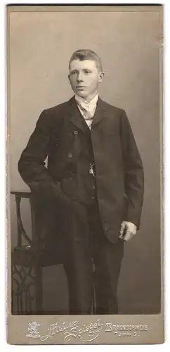 Fotografie Spiegel, Braunschweig, Damm 9, junger Mann in schwarzem Anzug