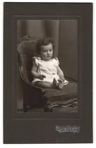 Fotografie Martin Herzfeld, Dresden, Pragerstrasse 7, kleines Kind auf Sessel
