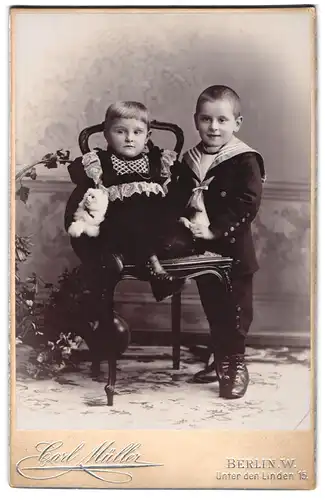 Fotografie Carl Müller, Berlin, Portrait junger Knabe mit seiner Schwester samt Plüschtier
