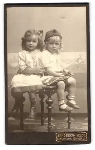 Fotografie Sandberg-Heese, Schwerin, Königstr. 29, Portrait zwei niedliche Mädchen in weissen Kleidern mit Locken