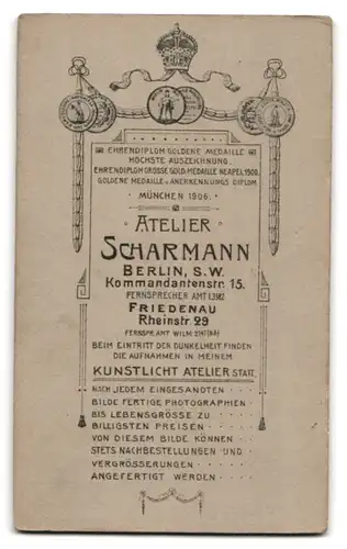 Fotografie Atelier Scharmann, Berlin, Portrait kleiner Knabe im Anzug mit Reifen und Pferd, Sommerhut