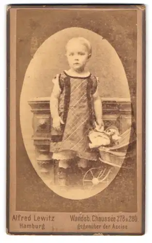 Fotografie Alfred Lewitz, Hamburg, Wands. Chaussee 278, Portrait niedliches Kind im Kleid mit Puppe in der Hand