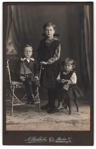 Fotografie A. Birkholz, Berlin, Weidenweg 34, Portrait Grosse Schwester mit Brüderchen und Schwesterchen, Segelboot