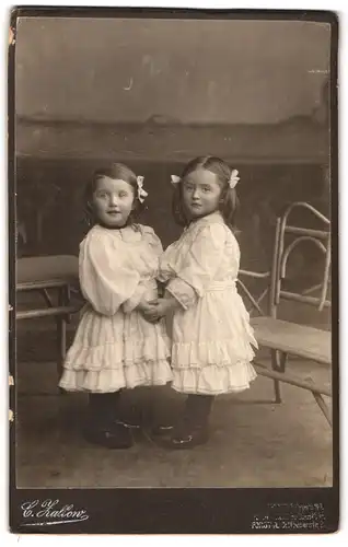 Fotografie C. Zallow, Berlin, Bergstr. 140, Portrait zwei süsse Mädchen in weissen Kleidern mit Zöpfen halten Händchen