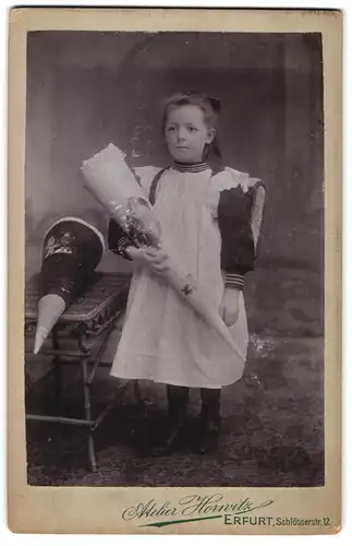 Fotografie Atelier Horvitz, Erfurt, Schlösserstr. 12, Portrait kleines Mädchen mit Zuckertüte und Schulranzen