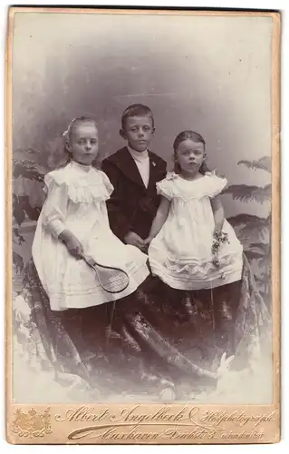 Fotografie Albert Angelbeck, Cuxhaven, Deichstr. 3, Portrait Bruder mit seinen zwei Schwestern in weissen Kleidchen