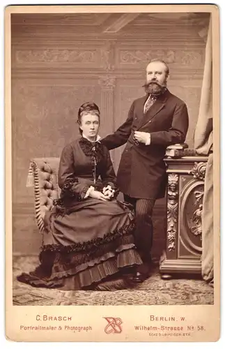 Fotografie C. Brasch, Berlin, Wilhelm-Str. 58, Portrait Paar im Biedermeierkleid und Anzug mit Vollbart