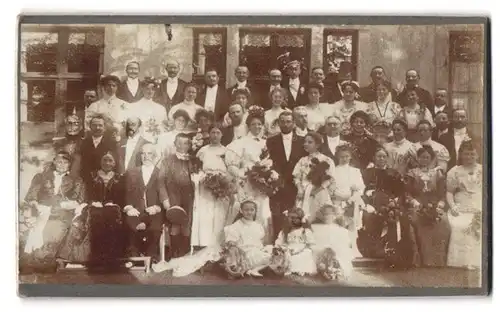 Fotografie unbekannter Fotograf und Ort, Portrait Hochzeitsgesellschaft mit Braut und Bräutigam, Gruppenfoto