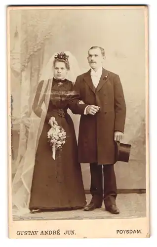 Fotografie Gustav Andre jun., Potsdam, Spandauerstr. 34, Portrait Brautleute im schwarzen Hochzeitskleid und Anzug