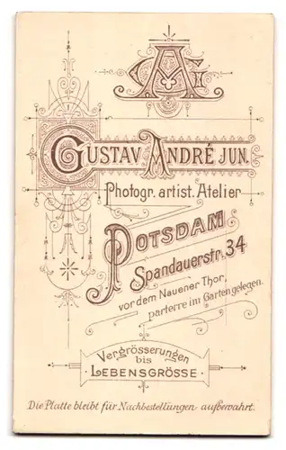 Fotografie Gustav Andre jun., Potsdam, Spandauerstr. 34, Portrait Brautleute im schwarzen Hochzeitskleid und Anzug