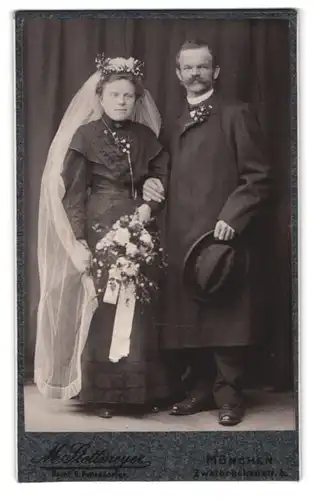 Fotografie M. Stettmeyer Nachf., München, Zweibrückenstr. 5, Portrait Brautpaar im schwarzen Hochzeitskleid und Anzug