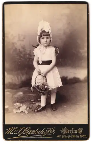 Fotografie M. J. Bartsch & Co., Berlin, Am Königsgraben 20, Portrait niedliches Mädchen als Blumenmädchen mit Körbchen