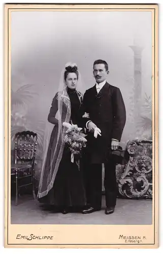Fotografie Emil Schlippe, Meissen, Elbberg 1, Portrait junges Brautpaar im schwarzen Hochzeitskleid und Anzug, Zylinder