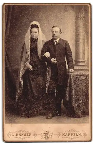 Fotografie L. Hansen, Kappeln, Portrait Brautpaar im schwarzen Hochzeitskleid und Anzug