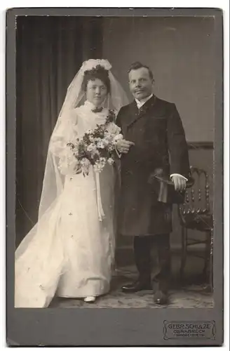 Fotografie Gebr. Schulze, Osnabrück, Grosse-Str. 19, Portrait Eheleute im Hochzeitskleid und Anzug mit Zylinder
