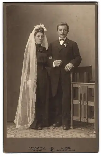 Fotografie H. Pickenpack, Stade, Portrait Brautleute im schwarzen Hochzeitskleid und Anzug
