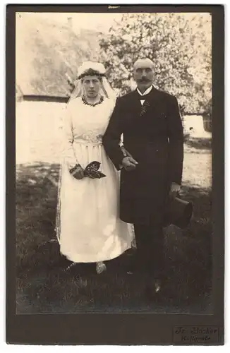 Fotografie Fr. Becker, Höftgrube, Portrait Brautpaar im weissen Hochzeitskleid und schwarzen Anzug mit Zylinder