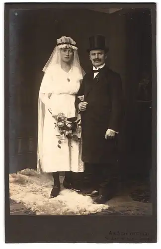 Fotografie Am. Schlotfeld, Stade, Wilhadikirchhof 3, Portrait Eheleute im weissen Hochzeitskleid und Anzug mit Zylinder
