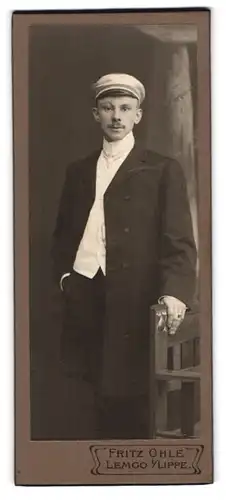 Fotografie Fritz Ohle, Lemgo i. Lippe, Portrait Student im feinen Anzug mit Tellermütze