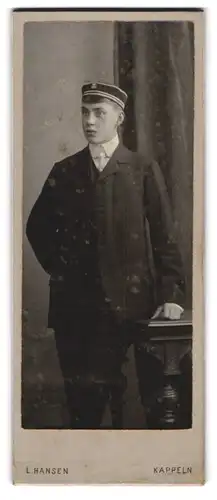 Fotografie L. Hansen, Kappeln, Portrait junger Student im dunklen Anzug mit Biertönnchen